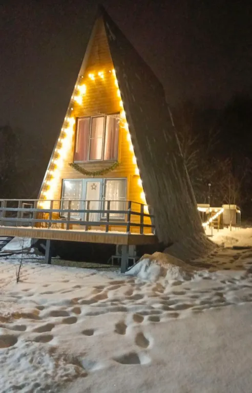 Уютный дом a-frame на окраине леса
