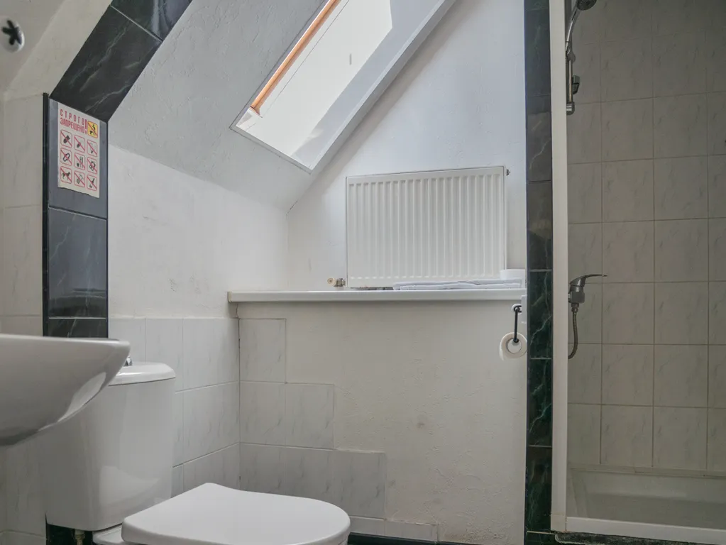 Комната с двумя односпальными кроватями в коттедже