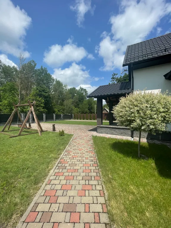 Коттедж для отдыха вблизи леса, с отдельной территорией и баней