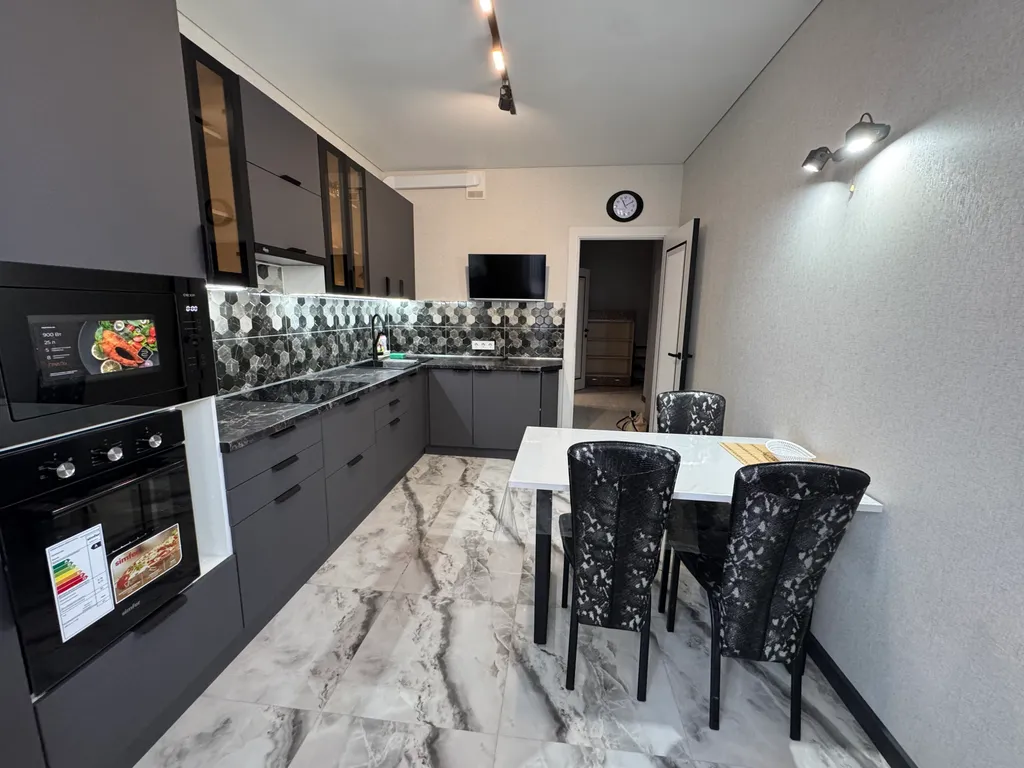 Современная квартира в центре города рядом с морем