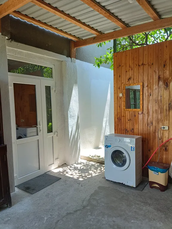 Первый этаж с отдельным входом в районе центрального рынка