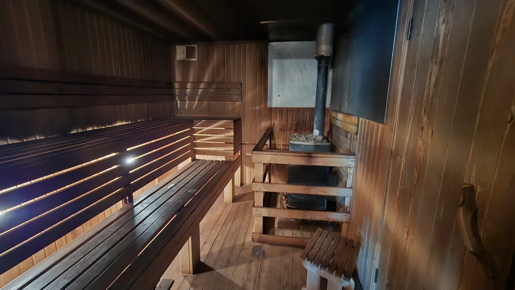 Дом на берегу волги, с видом на затопленную колокольню