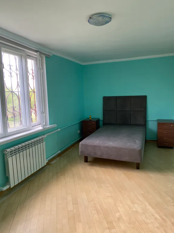 Дом с елкой и снеговиком, за домом манеж с лошадьми