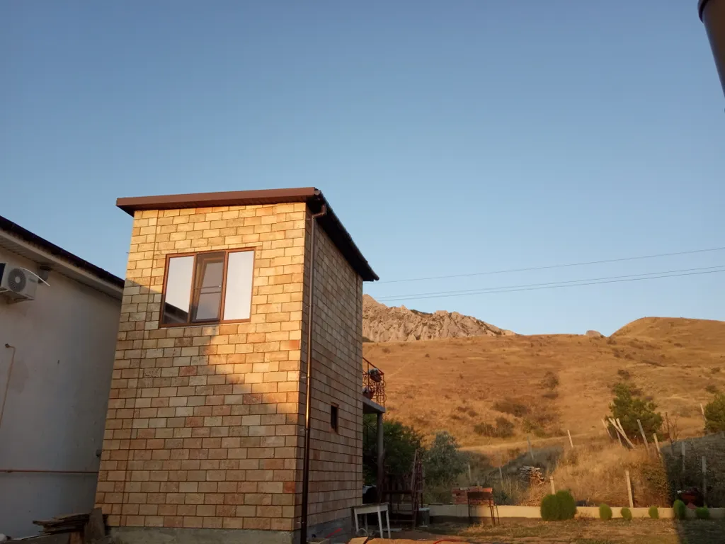 Домик у подножья заповедника КараДаг