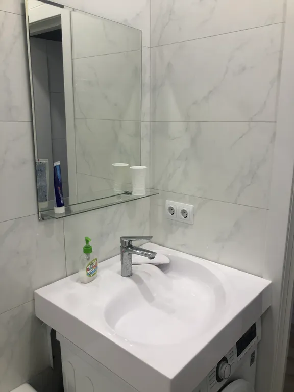 Студия с видом на лес и море