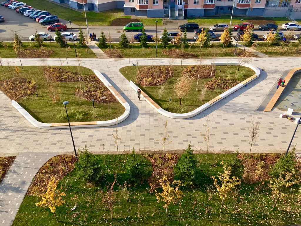 1-к квартира, 6 остановок до центра на автобусе, сквер под окнами