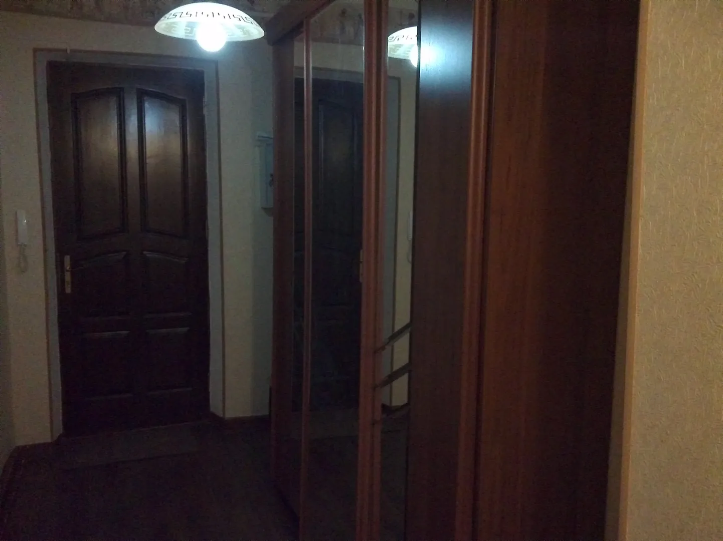 В коридоре просторный шкаф- купе с большими зеркалами.