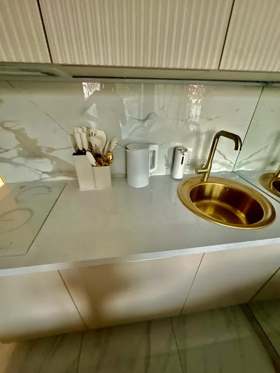 Дизайнерская квартира возле моря с балконом