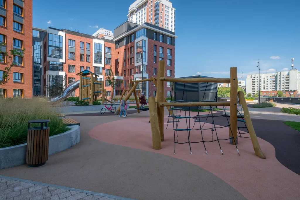 Светлая квартира с креслом на балконе