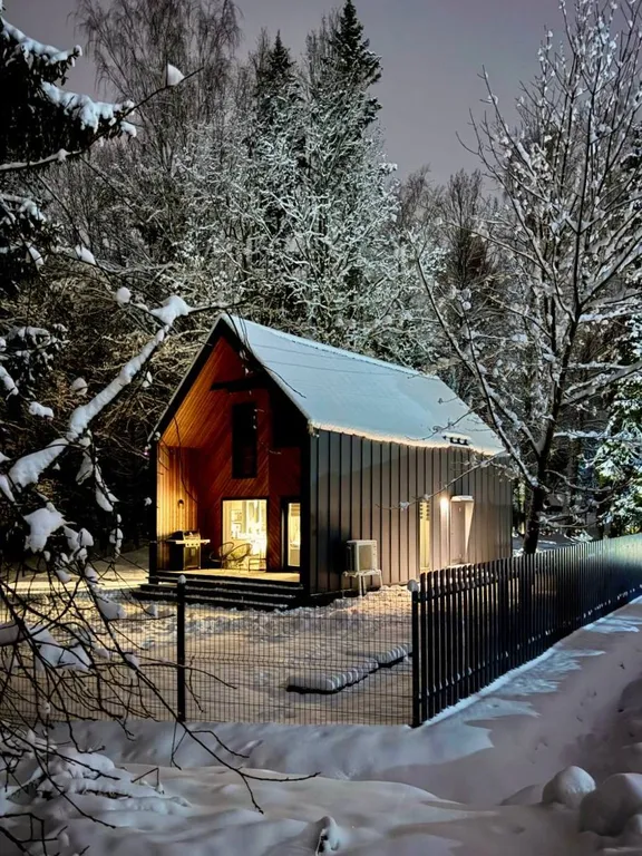 Уютный дом Дача лесная с террасой и грилем возле леса с водохранилищем