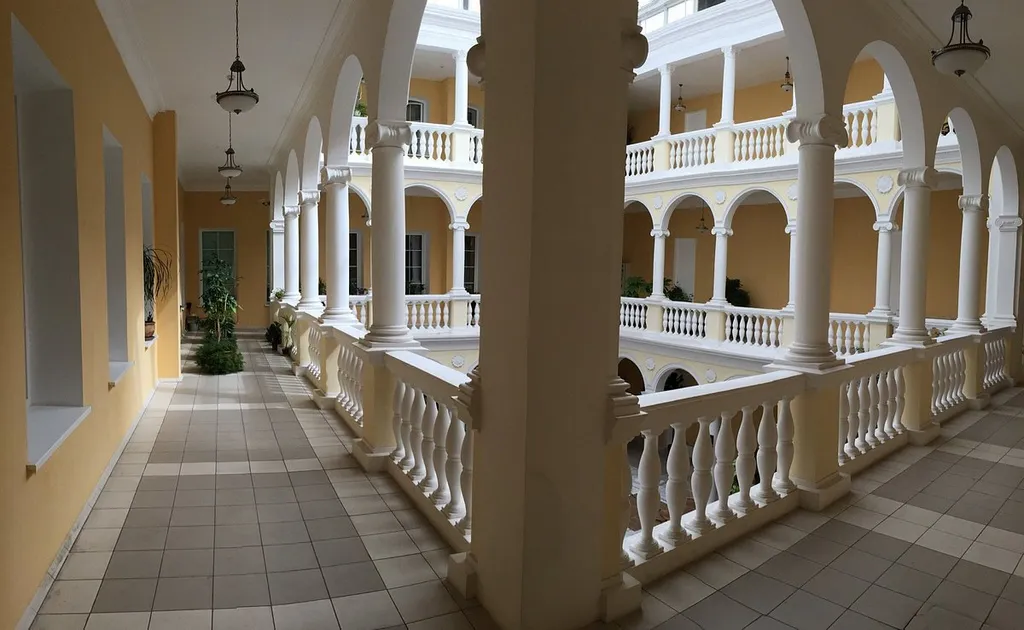 Номер в центре Ялты в 100 метрах от моря в историческом здании 1875 года