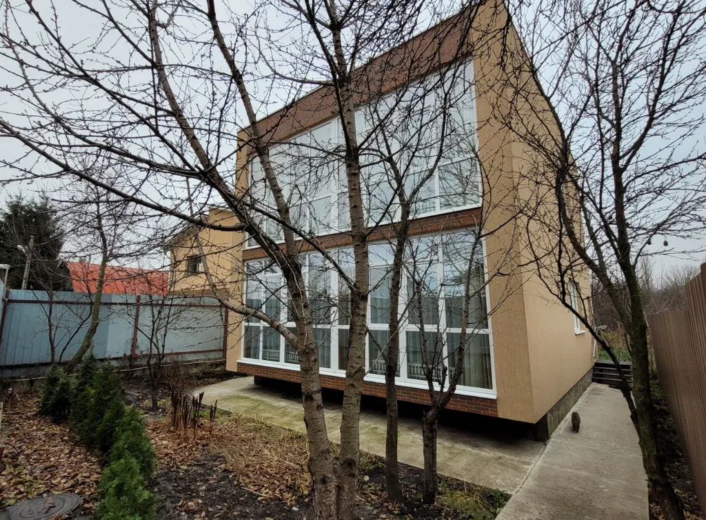 Современный уютный дом с панорамным остеклением