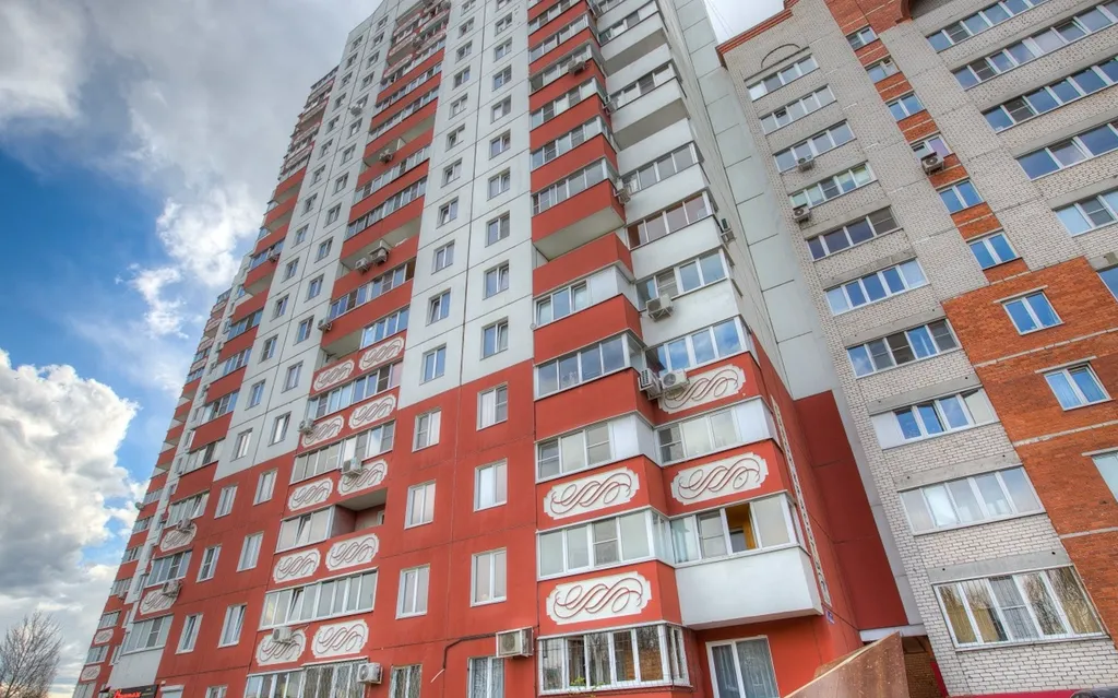Просторная двушка с двумя кроватями и диваном в центре