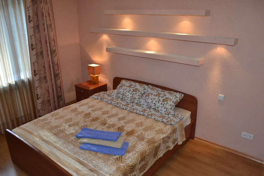 Студийного плана двухкомнатная квартира в доме над рестораном Тундра