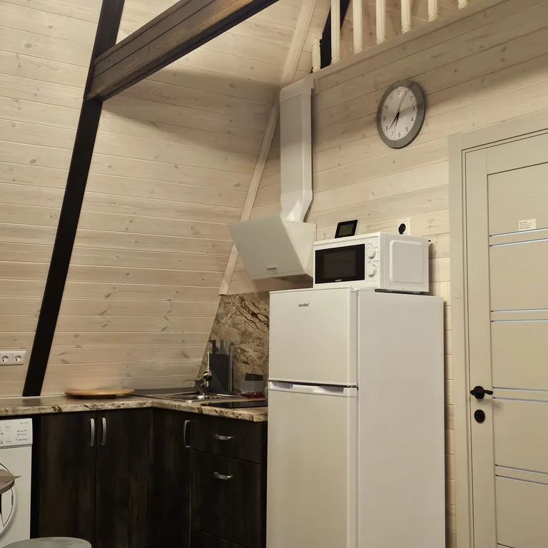 Шестиместный коттедж с изолированным участком 10 соток №1