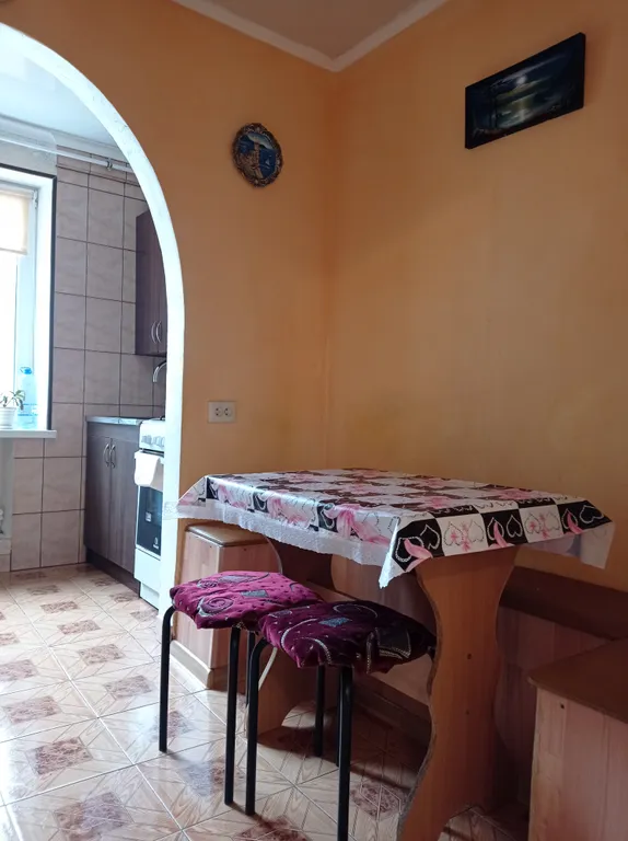 Небольшая, очень светлая и летом с приятной прохладой квартира