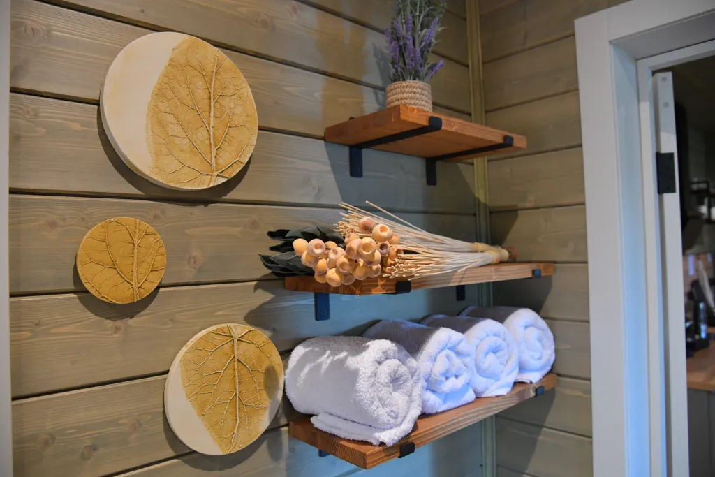 Дом с панорамными окнами в чаще леса у берега реки