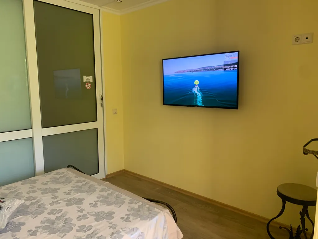 Двухместная комната с видом на горы и сквер