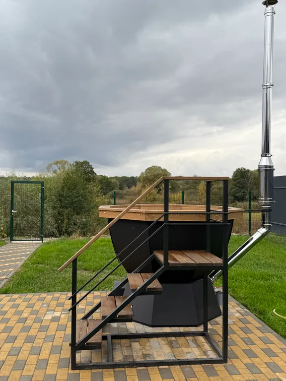 Дом на берегу реки с банным чаном