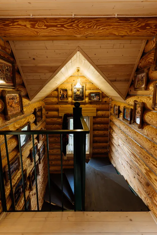 Двухэтажный сруб на берегу озера