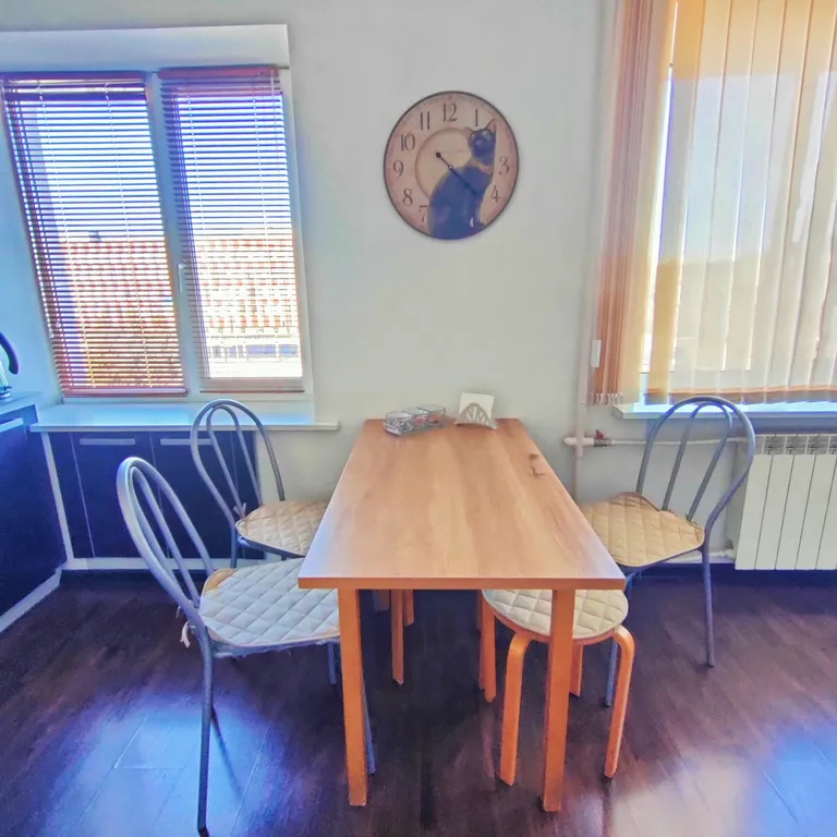 Центр с видом на озеро и парковкой во дворе