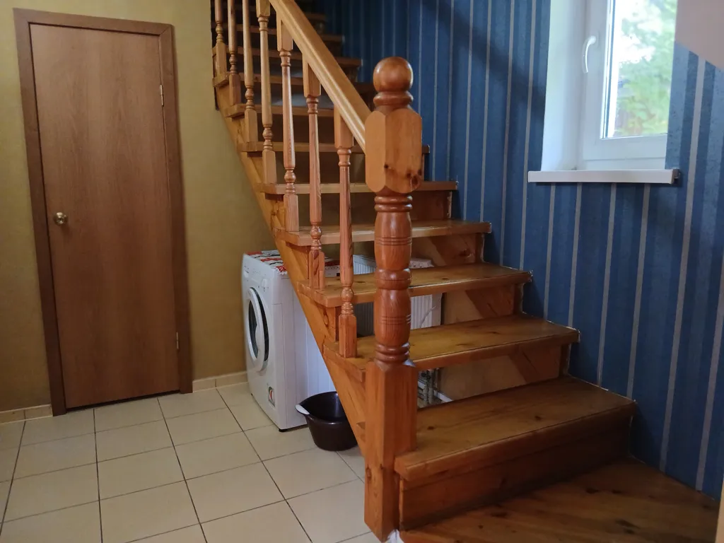 Дом находится на частной территории, есть стоянка автомобильная