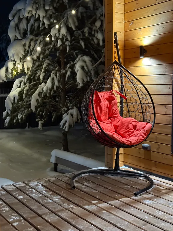 Уютный дом с чаном на опушке леса