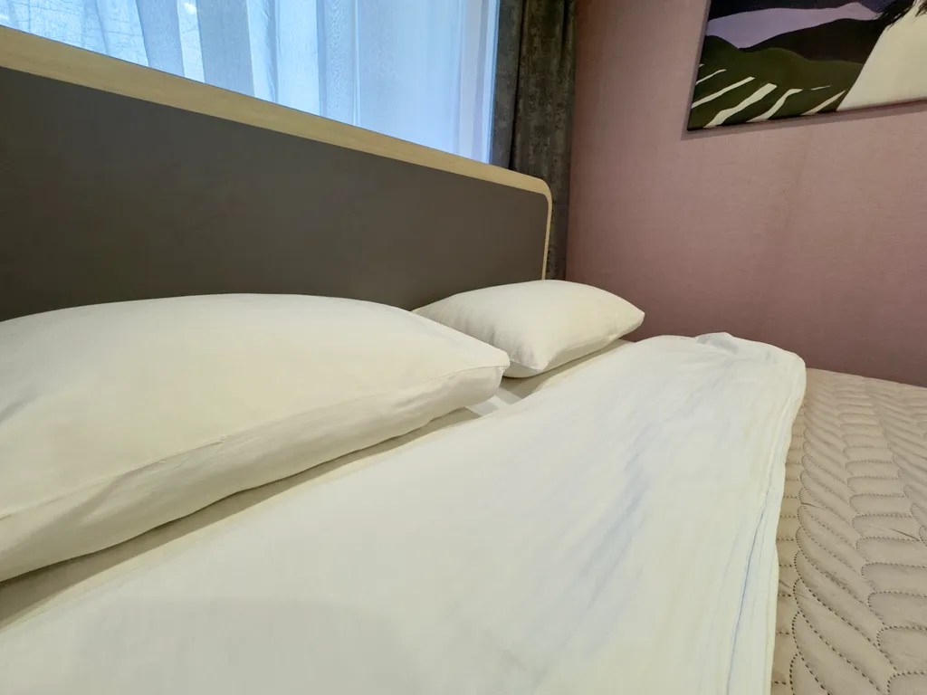 Двухкомнатная студия с красным диваном в центре города