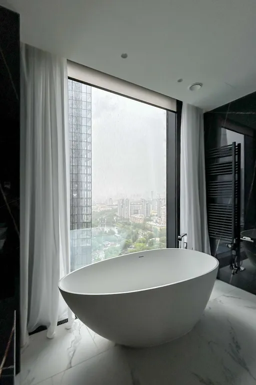 Просторные трёхкомнатные апартаменты в центре города в Capital Towers