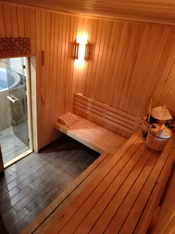 Сруб из бревна с баней внутри