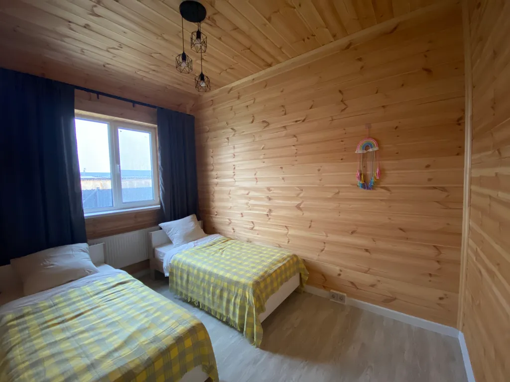 Домик у воды в окружении леса