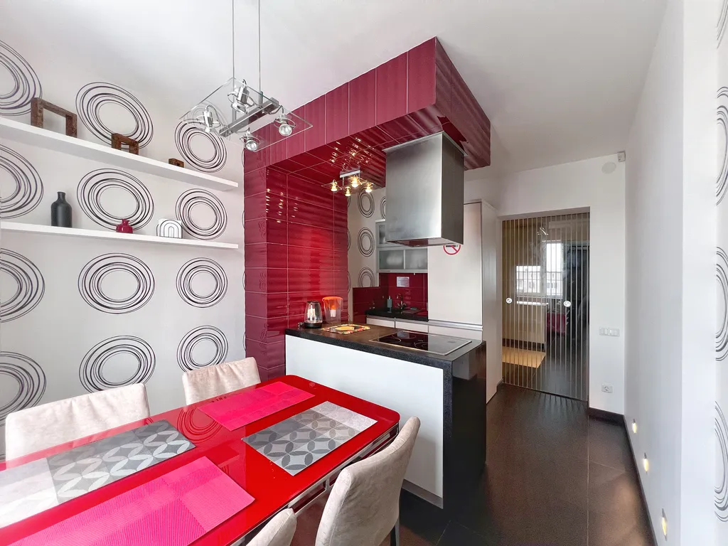 Стильная двухкомнатная квартира с разделенными комнатами в районе ГГМ