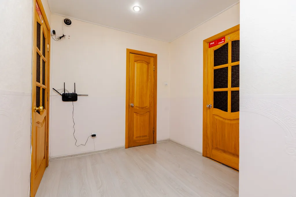 Жилая комната в 3-комнатной квартире с общим санузлом и кухней