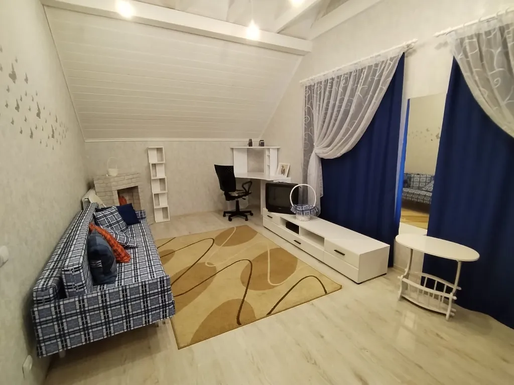 Дом с беседкой