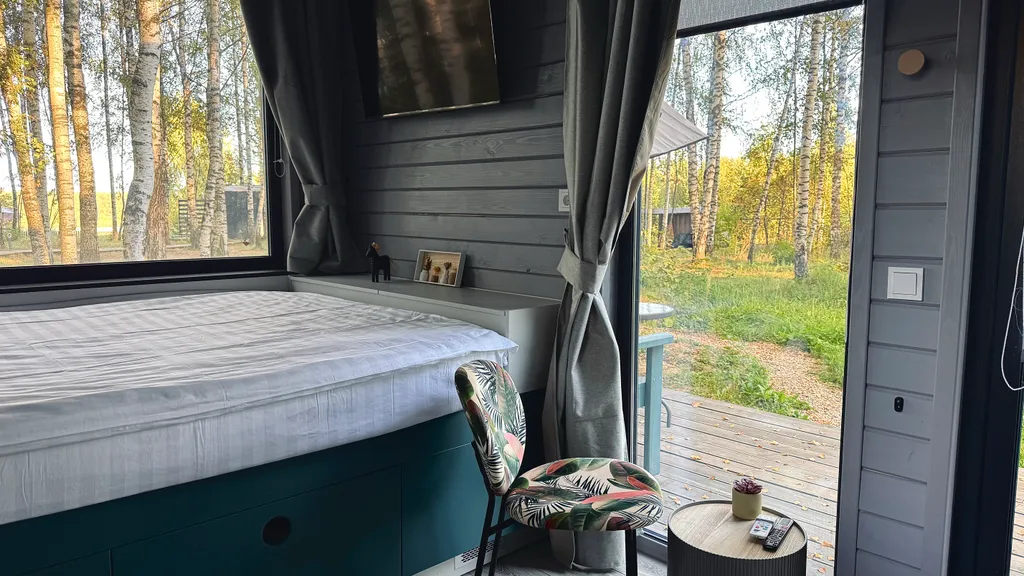 Студия в лесу с панорамным остеклением и террасой.