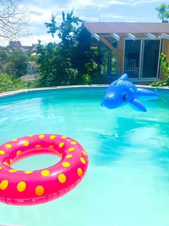 Коттедж Дом с подогреваем бассейном, зоной отдыха в самом центре Новороссийска — аренда посуточно в Новороссийск