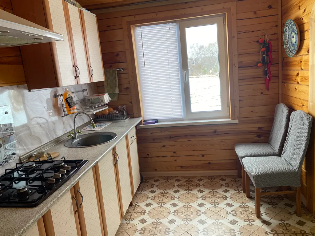 Уютный дом на берегу реки