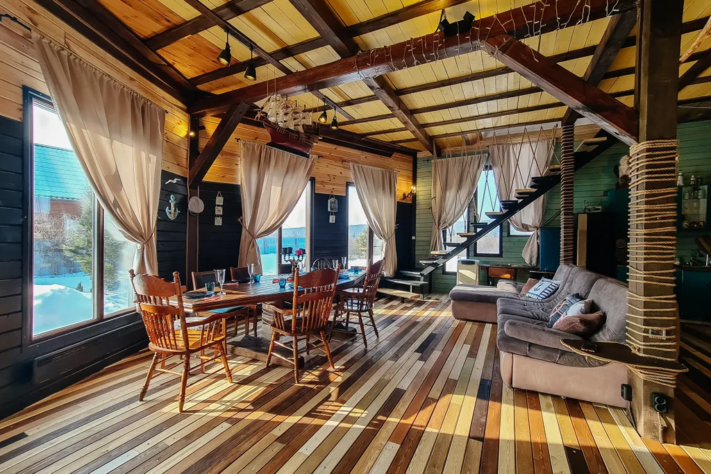 Дом с кораблем на берегу реки