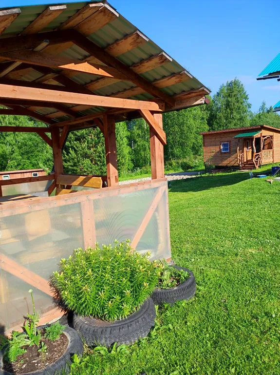 Небольшой домик недалеко от озера