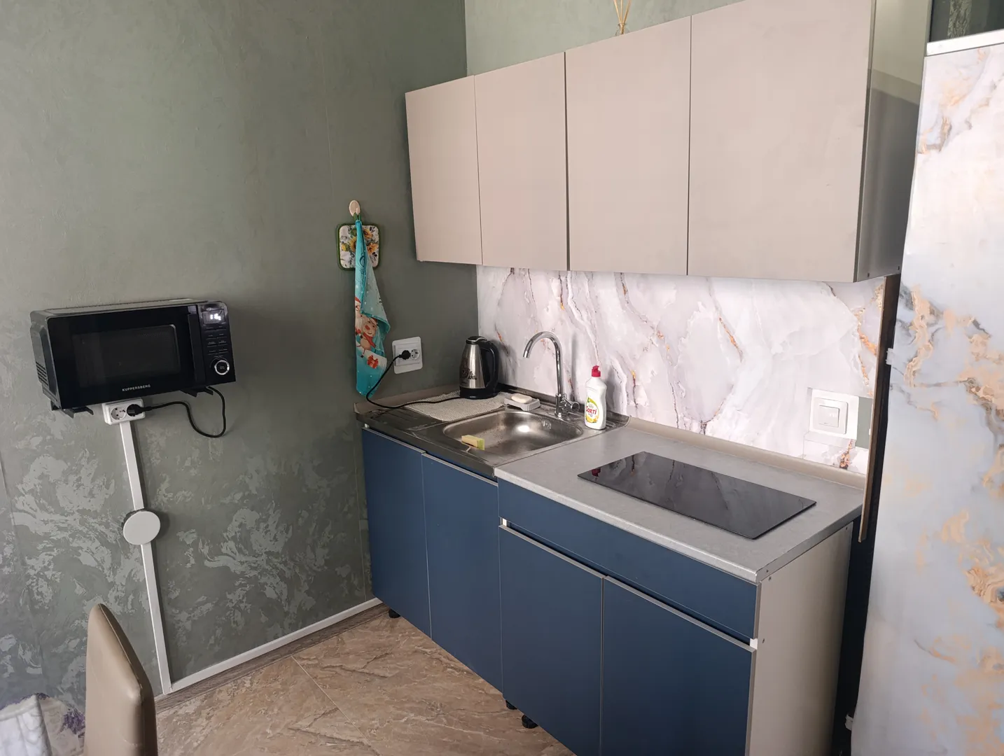 Кухня микроволновая печь электр чайник и варочная поверхность 