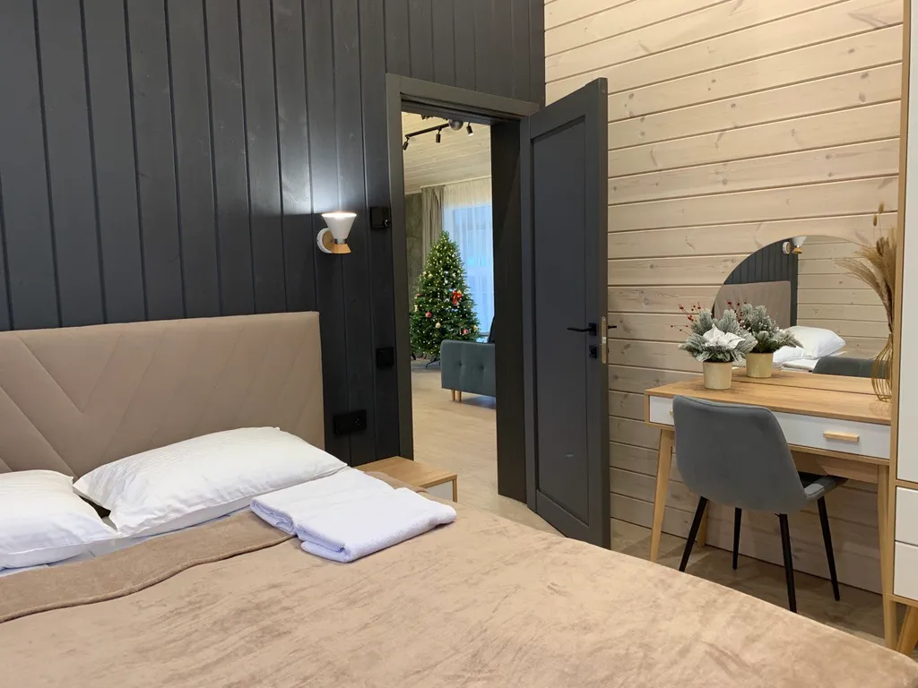 Дом под горой у реки