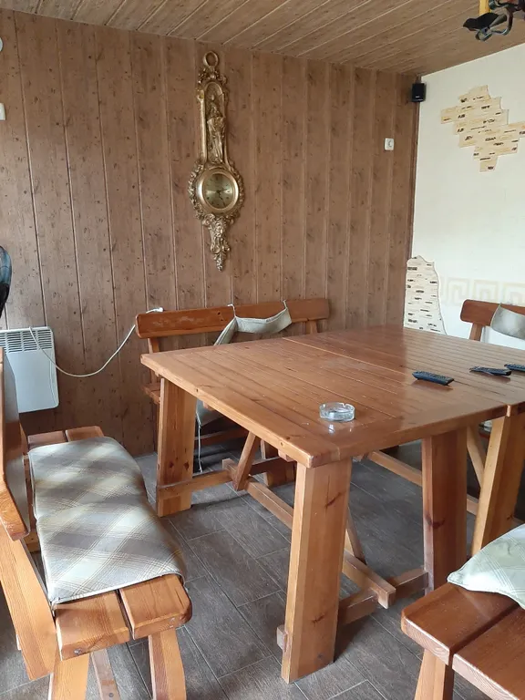 Дом с басейном и беседкой