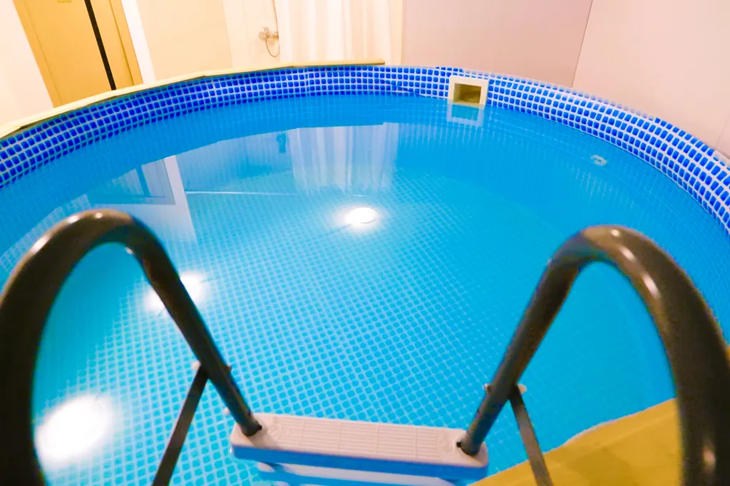 Белый коттедж с баней и бассейном рядом с озером