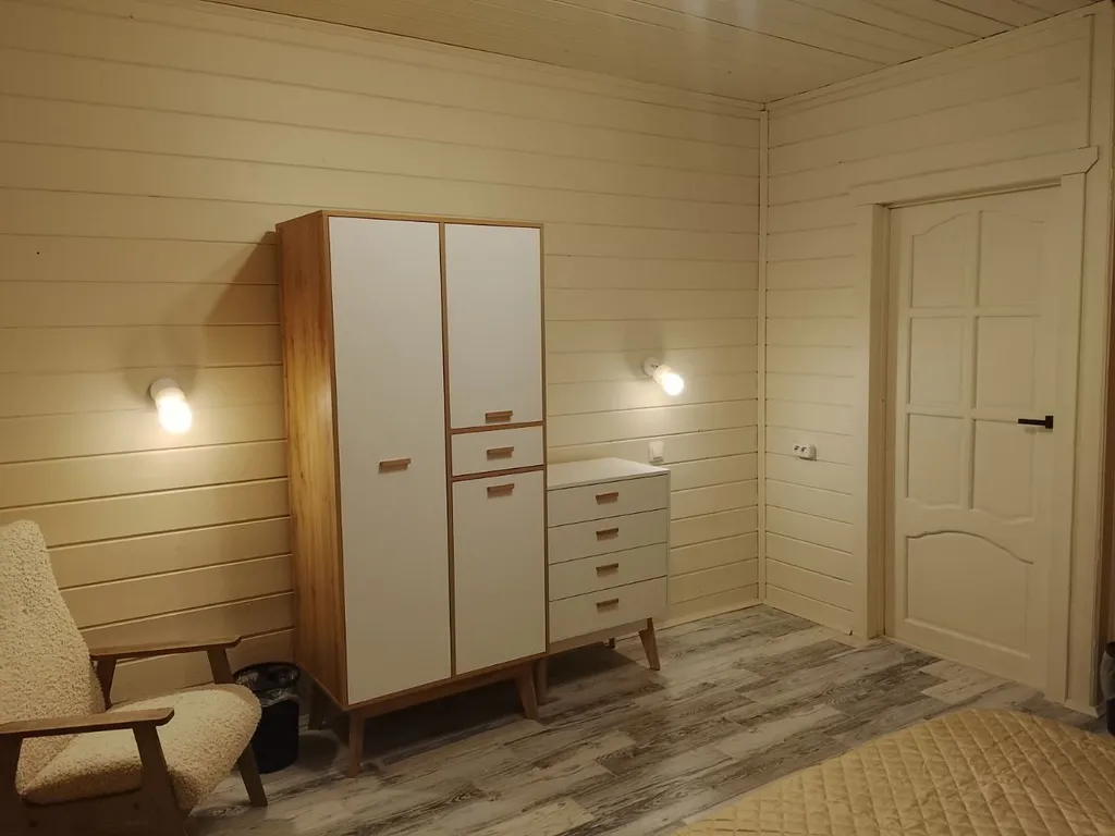 Большой дом А-Фрейм среди молодого елового леса