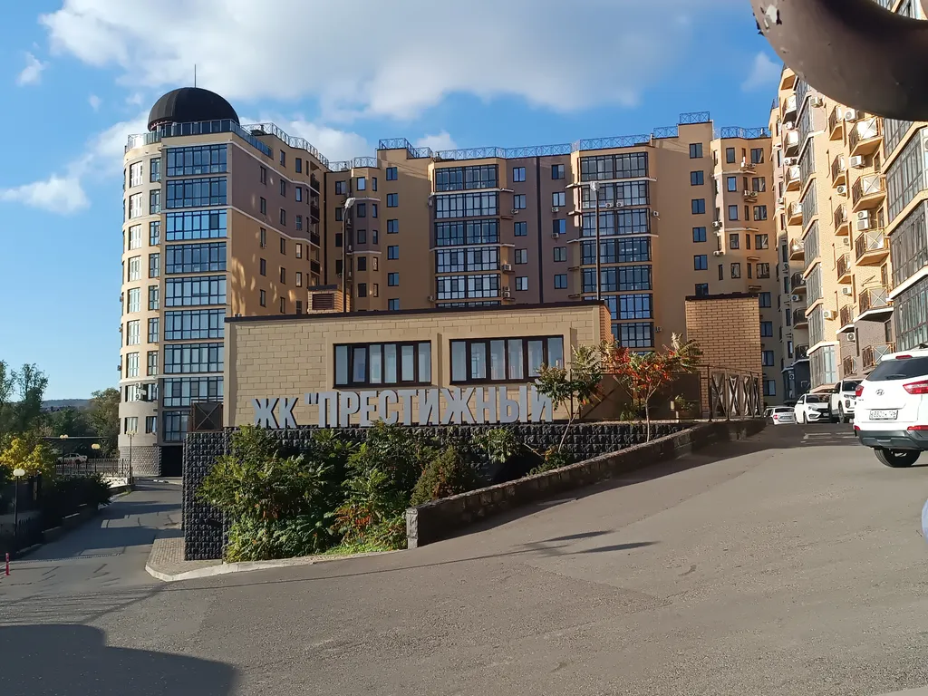 Уютная квартира с видом на горы и весенний пруд.
