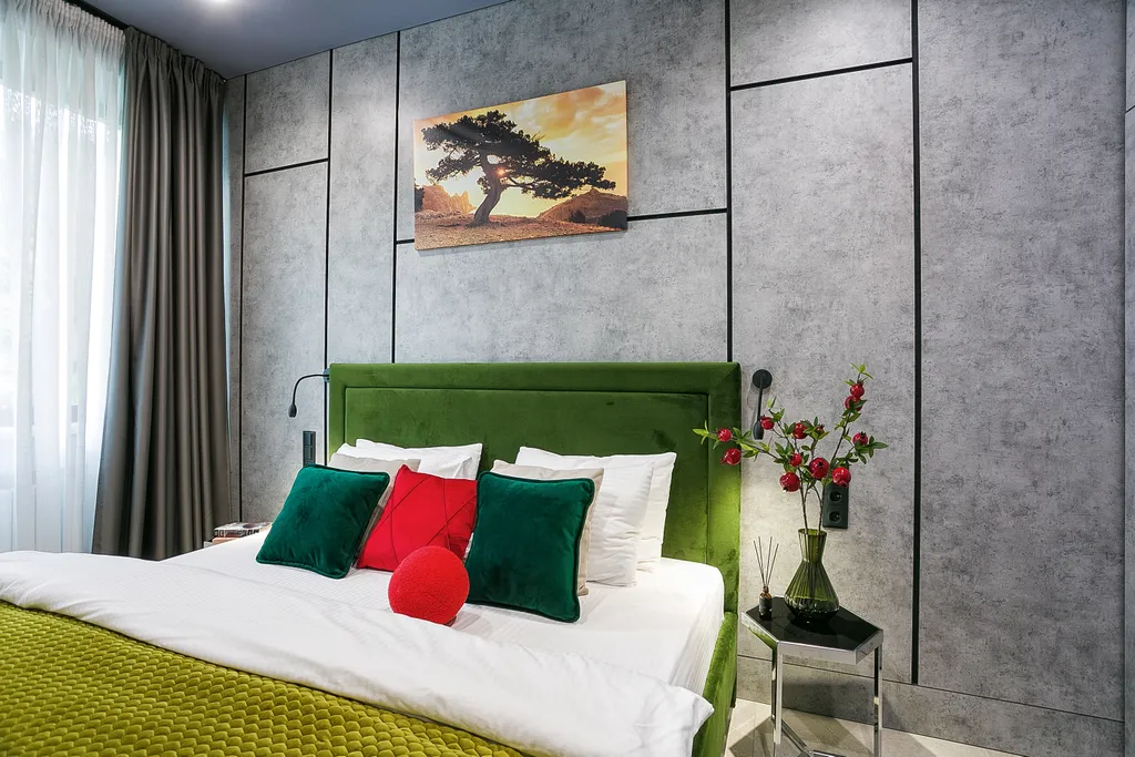 Гранатовый. На большую семью, вид на лес