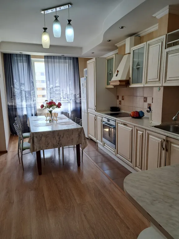 Трёхкомнатная, три кровати, диван, самый центр левого берега