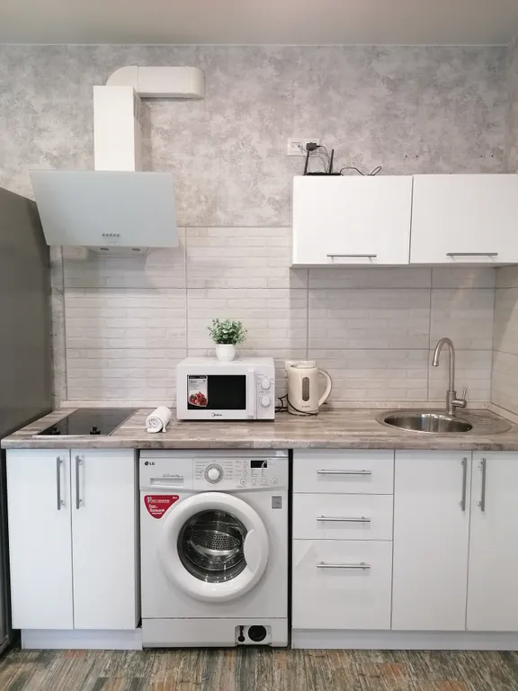 Современная студия с огромной ванной