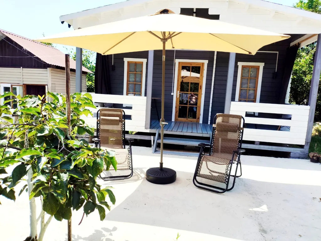 Коттедж Семейный коттедж в саду с видом на горы — Рапица