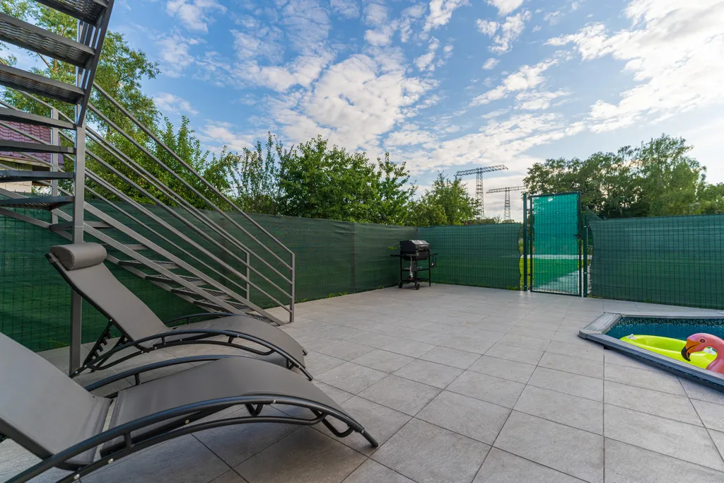 Дом с баней и бассейном